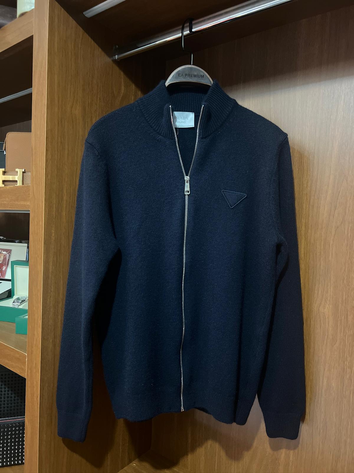 Prada Fermuarlı Kazak – Modern Kesim, Minimal Tasarım, Logo Detaylı (Erkek)