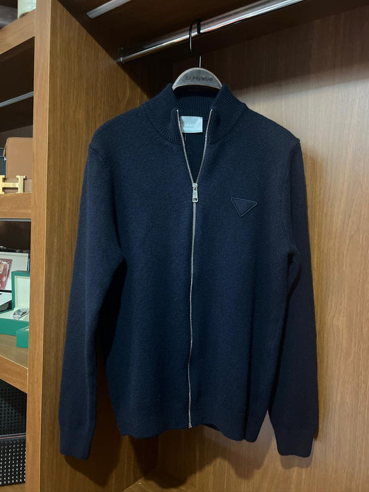 Prada Fermuarlı Kazak – Modern Kesim, Minimal Tasarım, Logo Detaylı (Erkek)