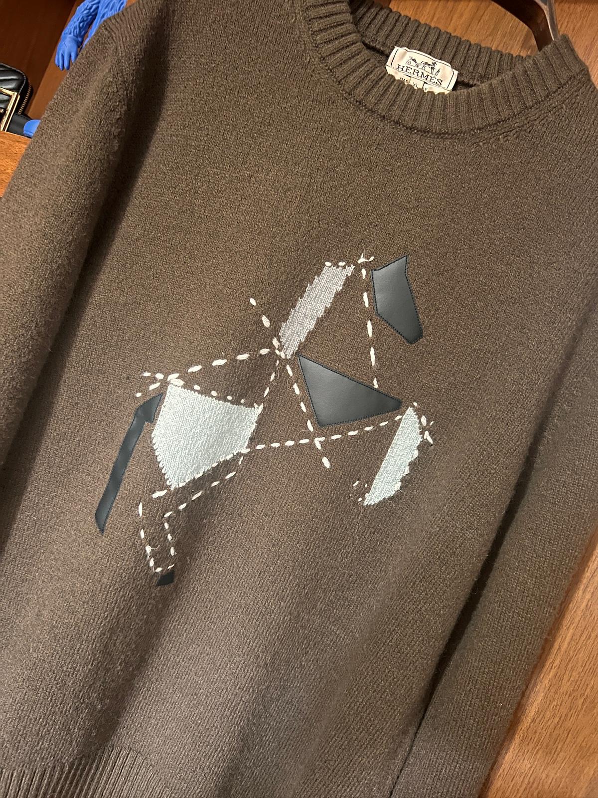 Hermes  Kazak – Modern Kesim, Minimal Tasarım, Logo Detaylı (Erkek)