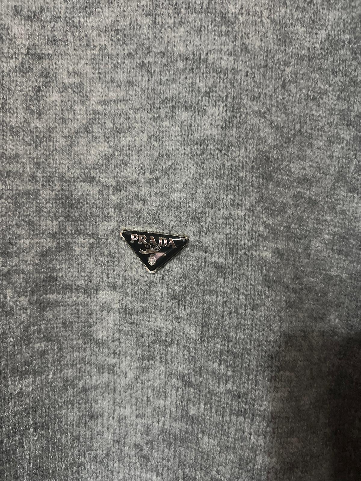 Prada Gri  Kazak – Modern Kesim, Minimal Tasarım, Logo Detaylı (Erkek)