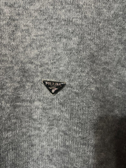 Prada Gri  Kazak – Modern Kesim, Minimal Tasarım, Logo Detaylı (Erkek)