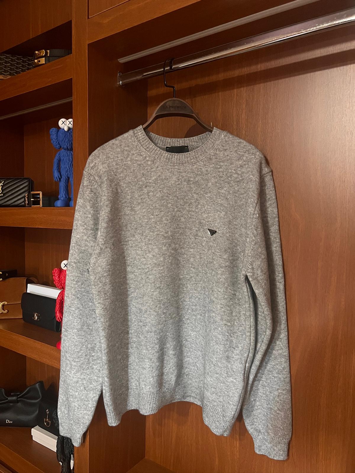 Prada Gri  Kazak – Modern Kesim, Minimal Tasarım, Logo Detaylı (Erkek)