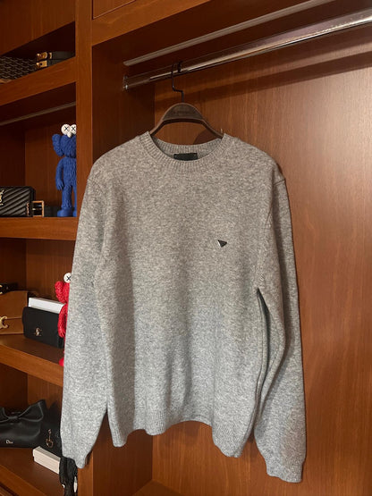 Prada Gri  Kazak – Modern Kesim, Minimal Tasarım, Logo Detaylı (Erkek)