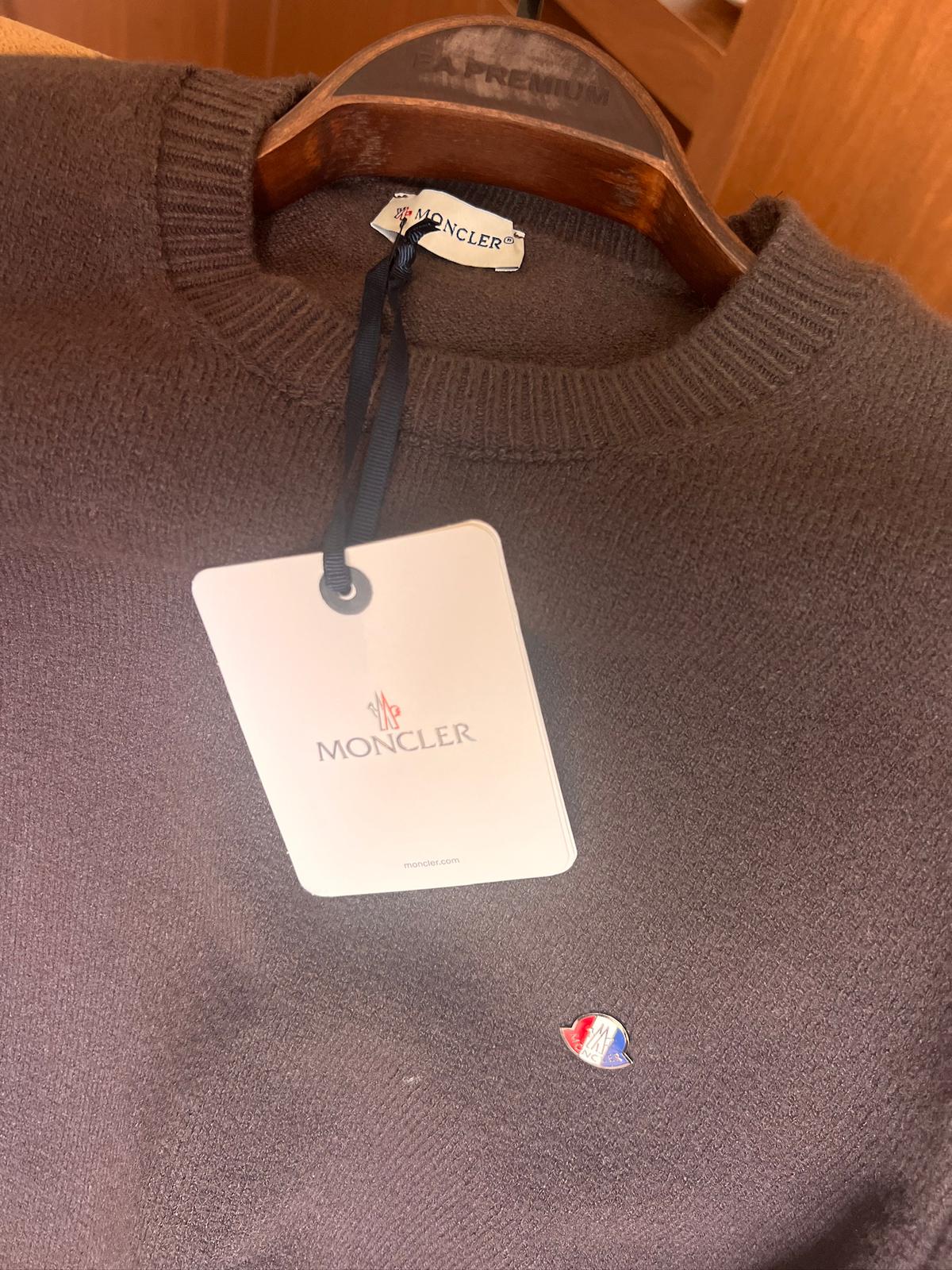 Moncler Kazak – Modern Kesim, Minimal Tasarım, Logo Detaylı (Erkek)