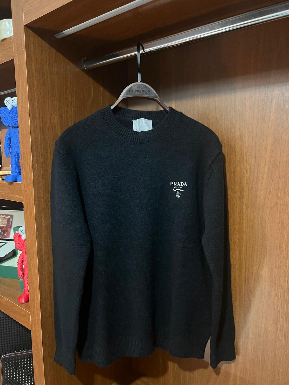 Prada Milana Kazak – Modern Kesim, Minimal Tasarım, Logo Detaylı (Erkek)