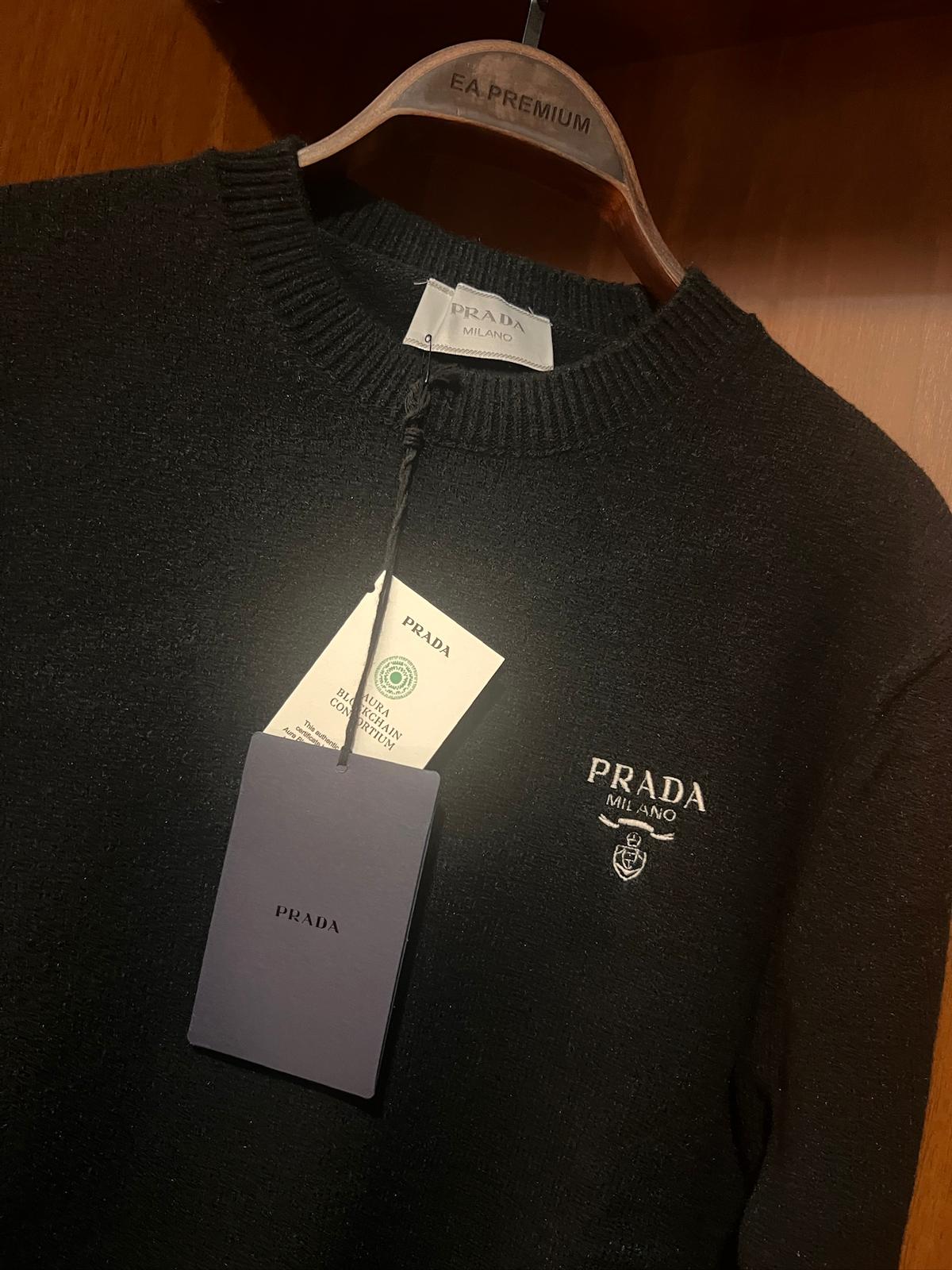 Prada Milana Kazak – Modern Kesim, Minimal Tasarım, Logo Detaylı (Erkek)