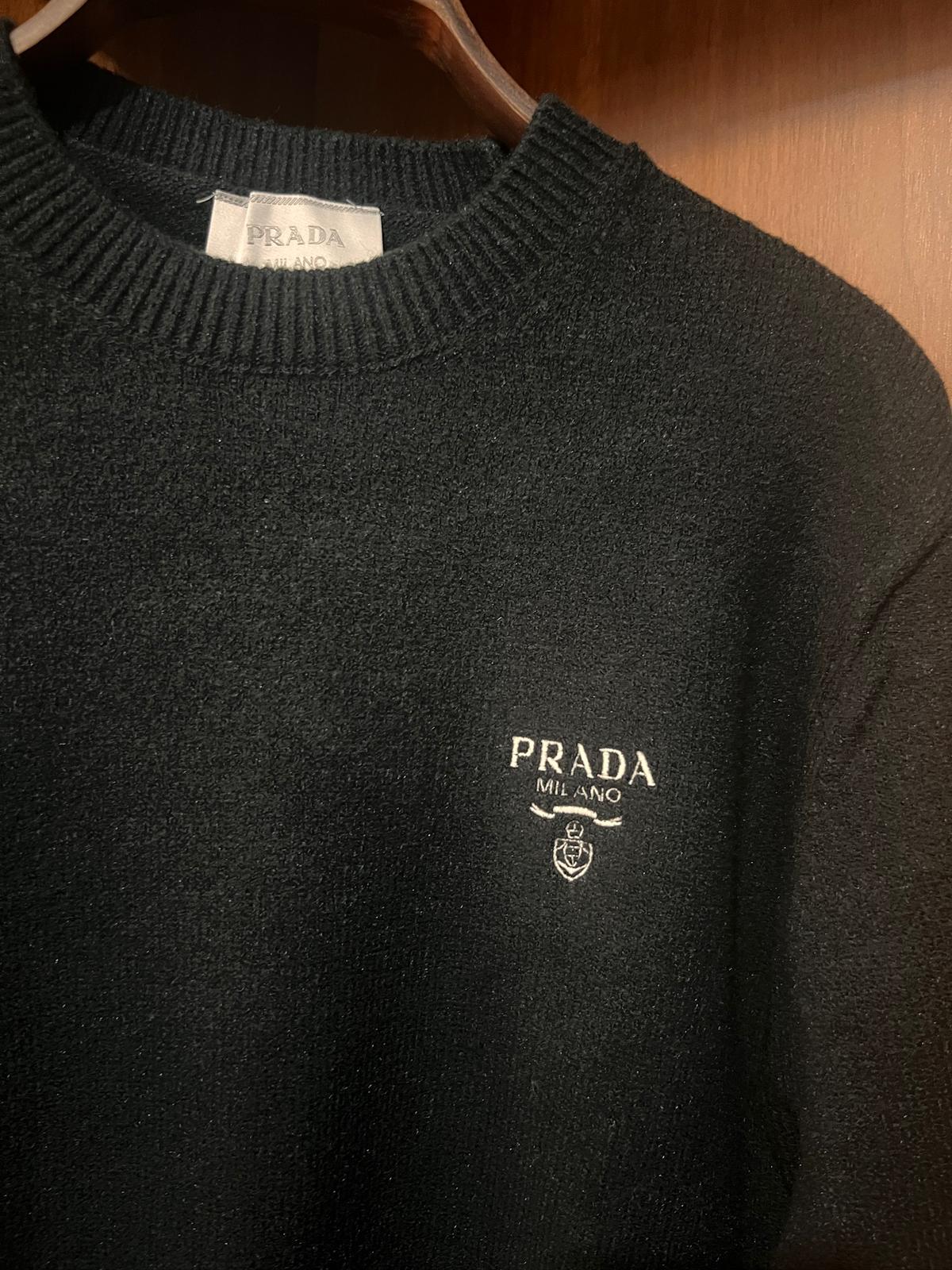 Prada Milana Kazak – Modern Kesim, Minimal Tasarım, Logo Detaylı (Erkek)