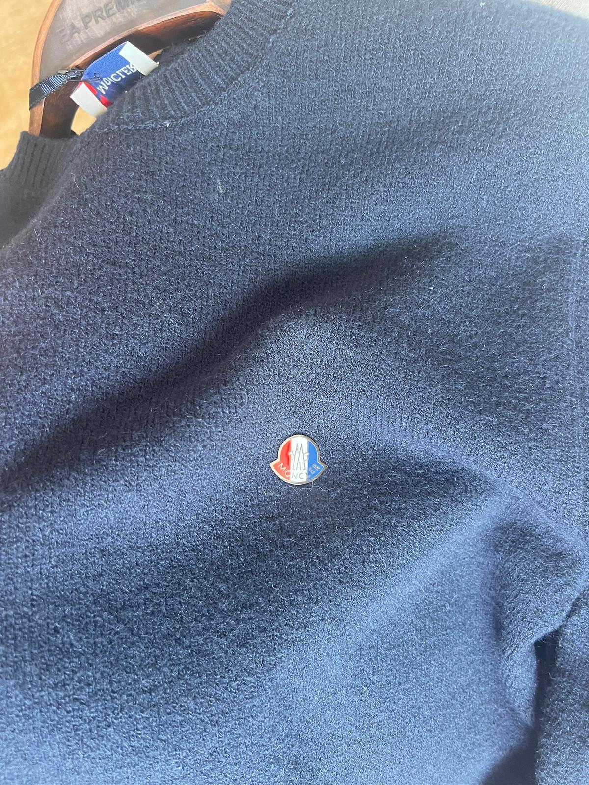 Moncler Kazak – Modern Kesim, Minimal Tasarım, Logo Detaylı (Erkek)