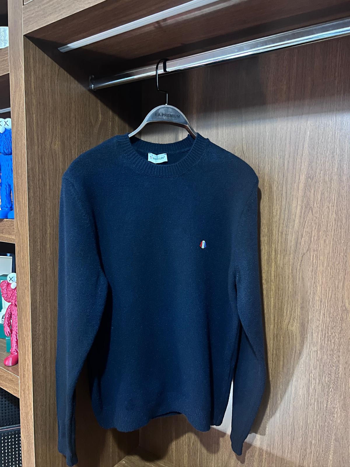 Moncler Kazak – Modern Kesim, Minimal Tasarım, Logo Detaylı (Erkek)