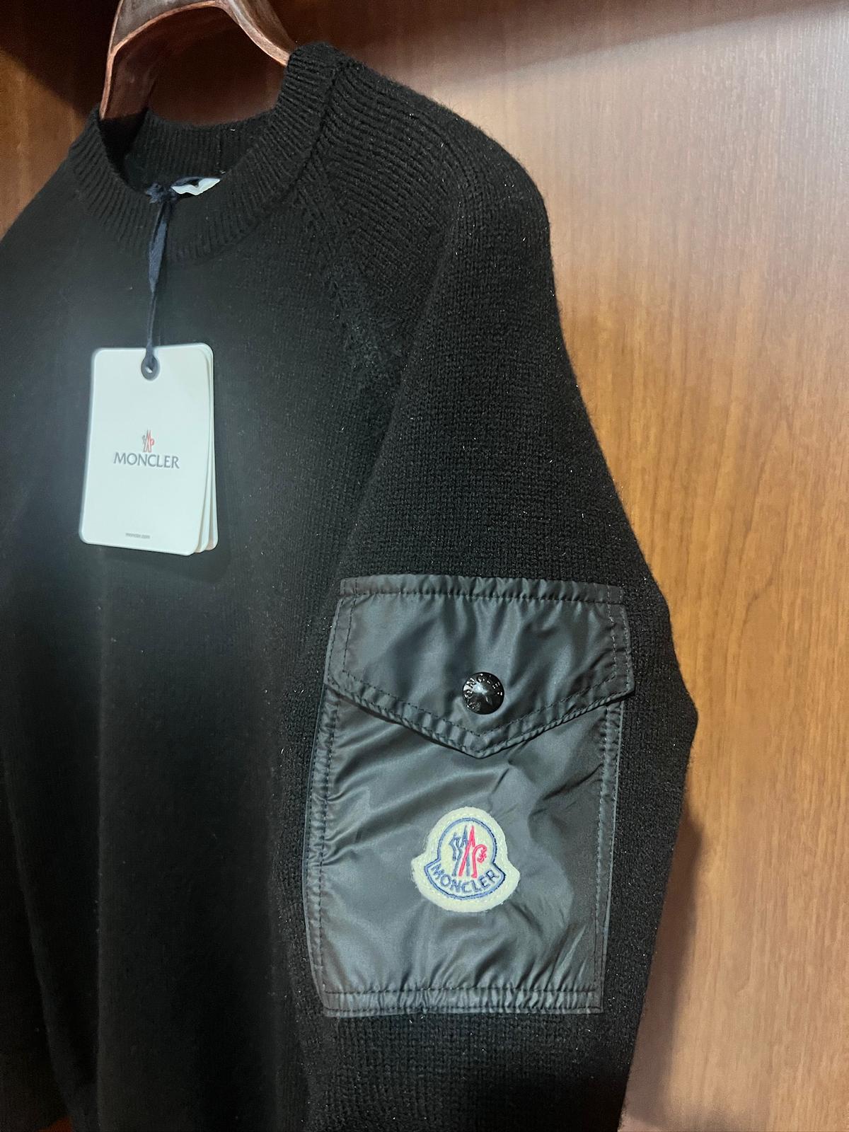 Moncler Kol Cepli Kazak – Modern Kesim, Minimal Tasarım, Logo Detaylı (Erkek)