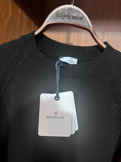 Moncler Kol Cepli Kazak – Modern Kesim, Minimal Tasarım, Logo Detaylı (Erkek)