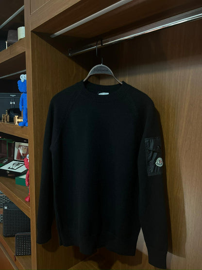 Moncler Kol Cepli Kazak – Modern Kesim, Minimal Tasarım, Logo Detaylı (Erkek)