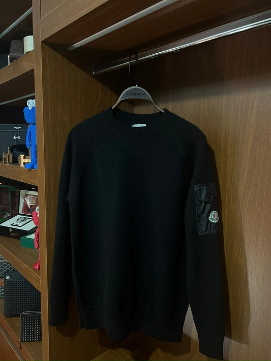 Moncler Kol Cepli Kazak – Modern Kesim, Minimal Tasarım, Logo Detaylı (Erkek)