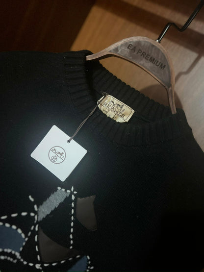 HERMES Siyah Kazak – Modern Kesim, Minimal Tasarım, Logo Detaylı (Erkek)