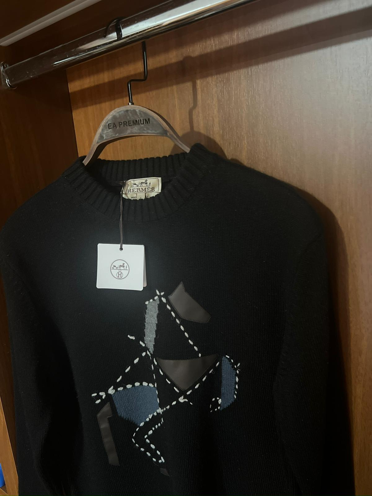 HERMES Siyah Kazak – Modern Kesim, Minimal Tasarım, Logo Detaylı (Erkek)