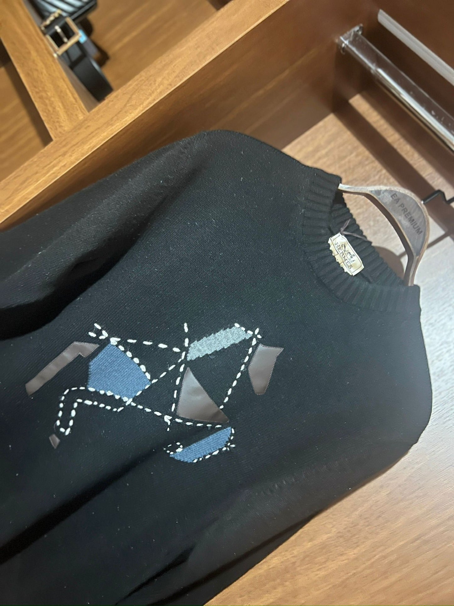 HERMES Siyah Kazak – Modern Kesim, Minimal Tasarım, Logo Detaylı (Erkek)