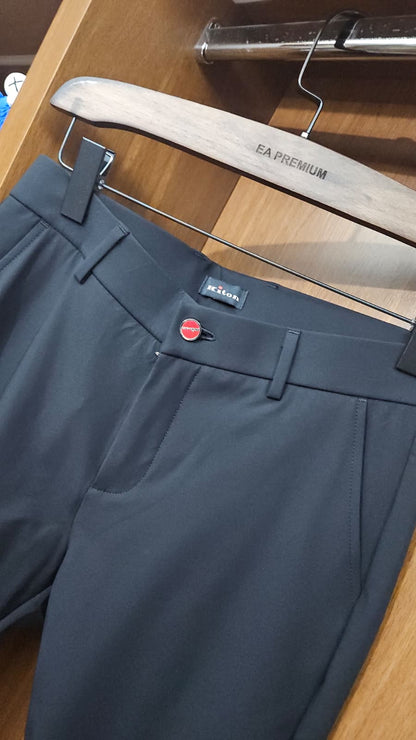 Kiton Napoli İkonik Kırmızı Düğmeli Siyah Pantolon