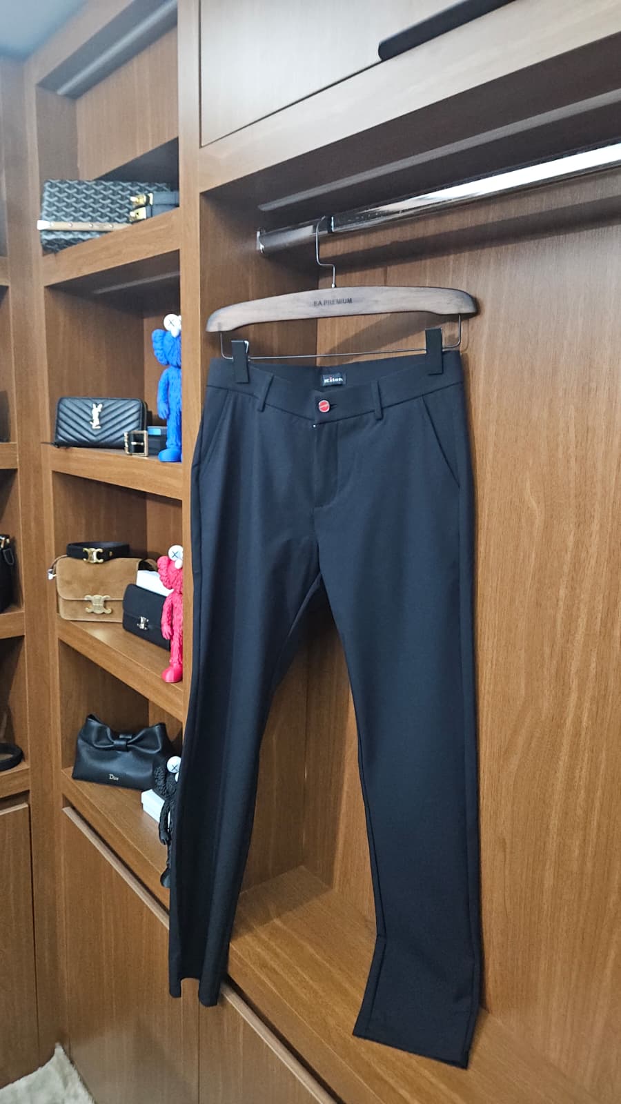 Kiton Napoli İkonik Kırmızı Düğmeli Siyah Pantolon