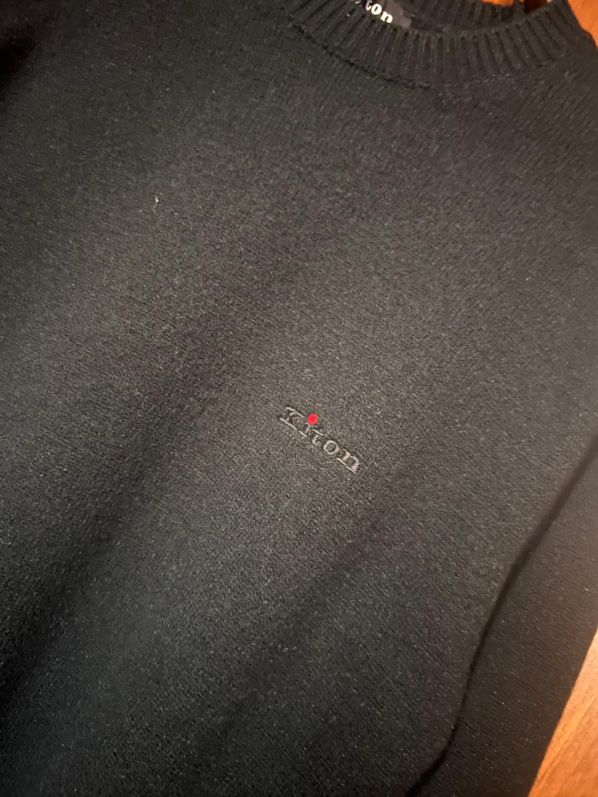 Kiton  Kazak – Modern Kesim, Minimal Tasarım, Logo Detaylı (Erkek)
