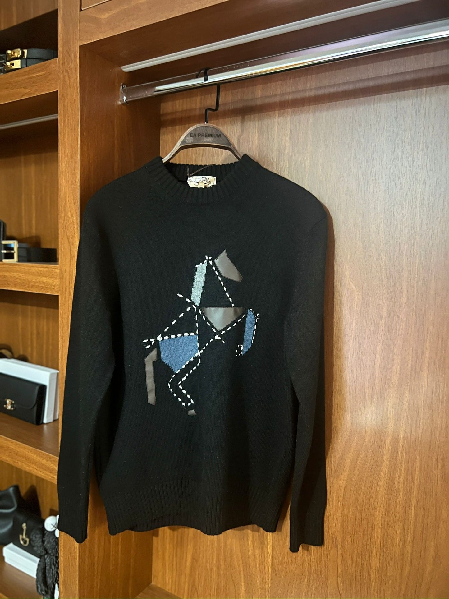HERMES Siyah Kazak – Modern Kesim, Minimal Tasarım, Logo Detaylı (Erkek)